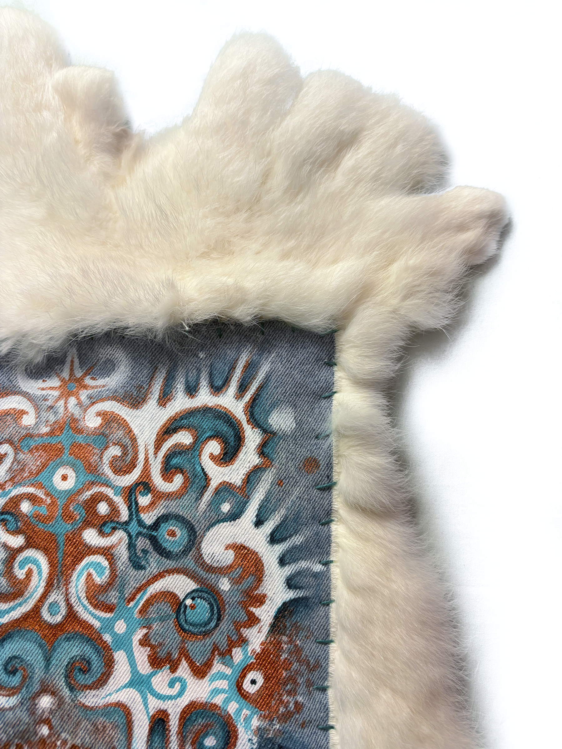 Detail of the top left corner, where the painted pattern meets the fur.